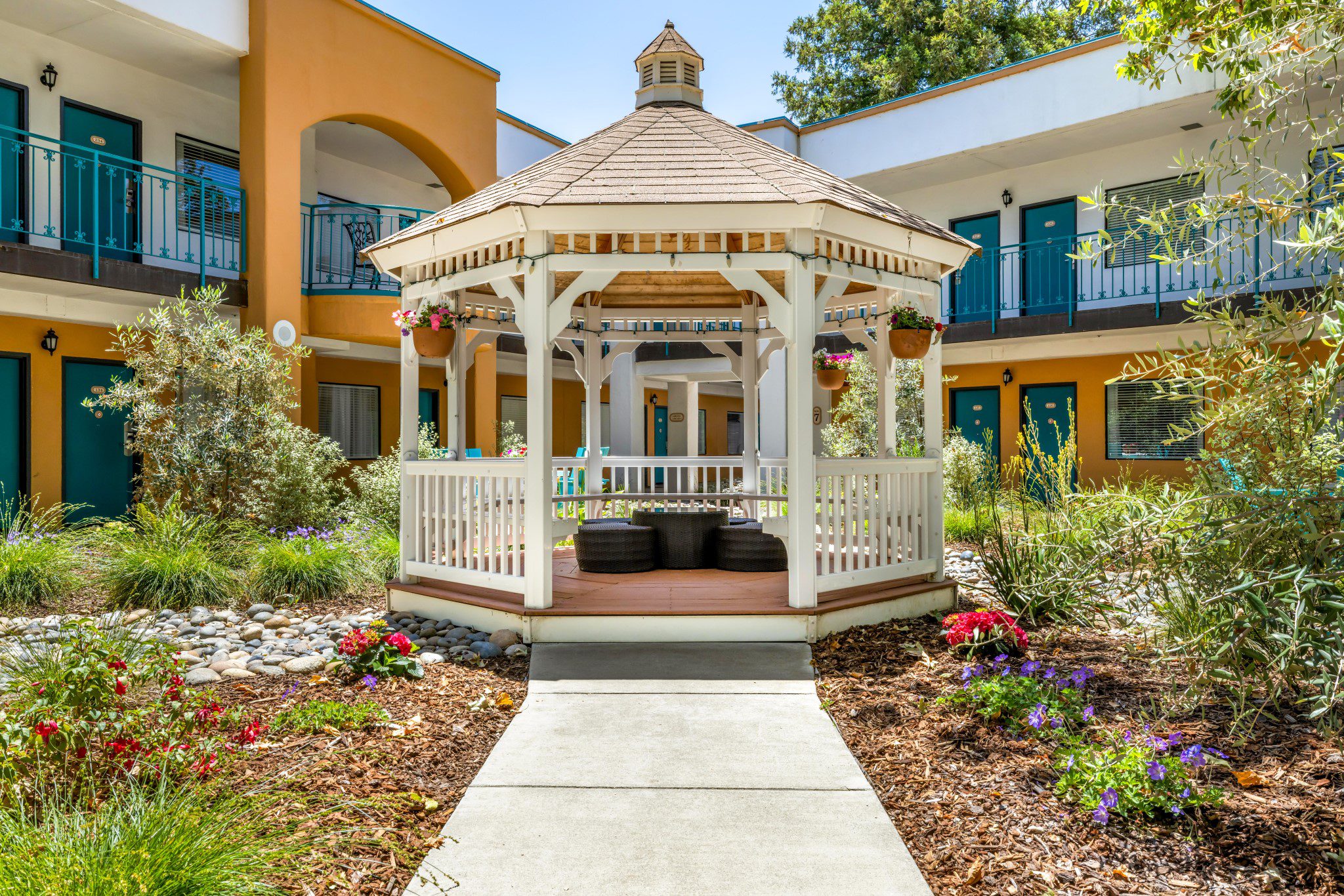 Outdoor Courtyard with Gazebo at Quality Suites Downtown San Luis Obispo